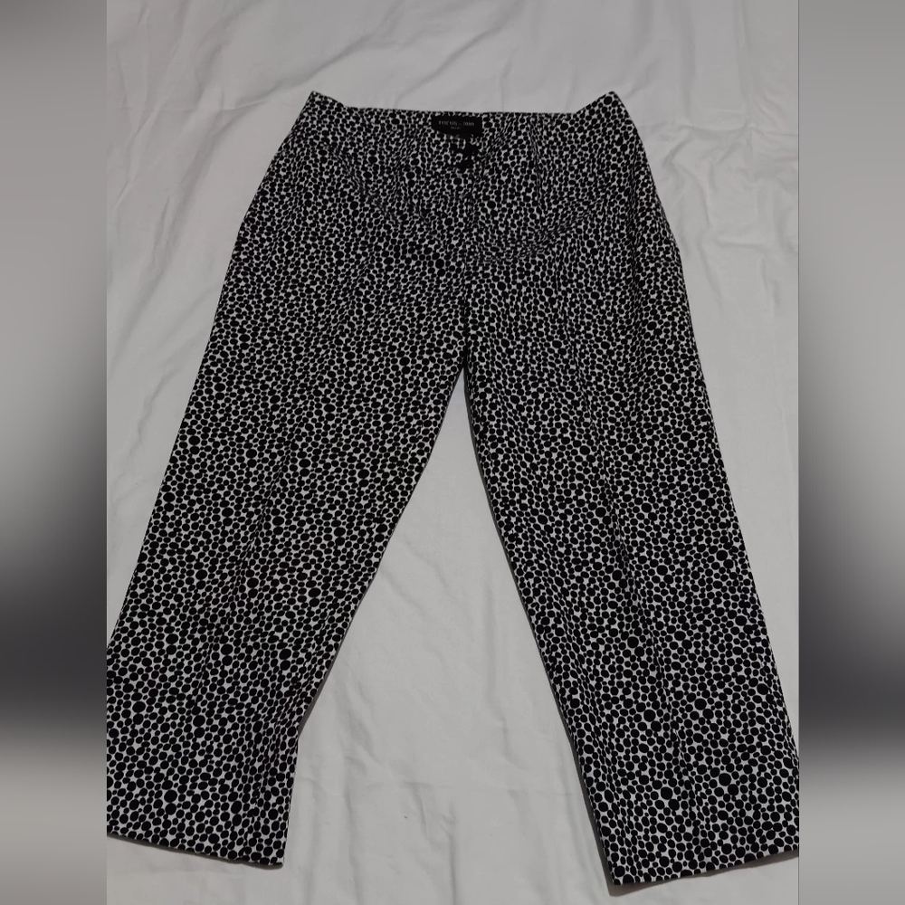 3 X$25. Focus 2000 Black/White Capris Size 4P